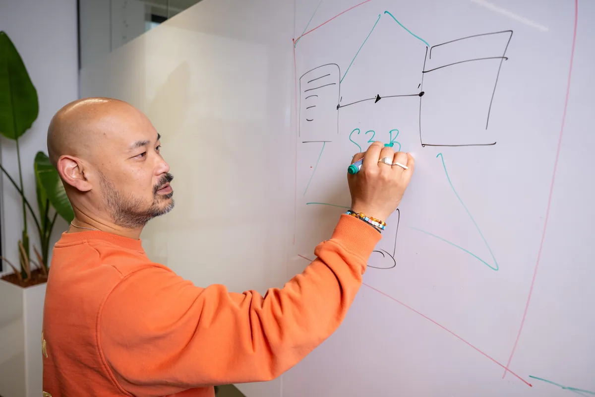 Medewerker schrijft op whiteboard