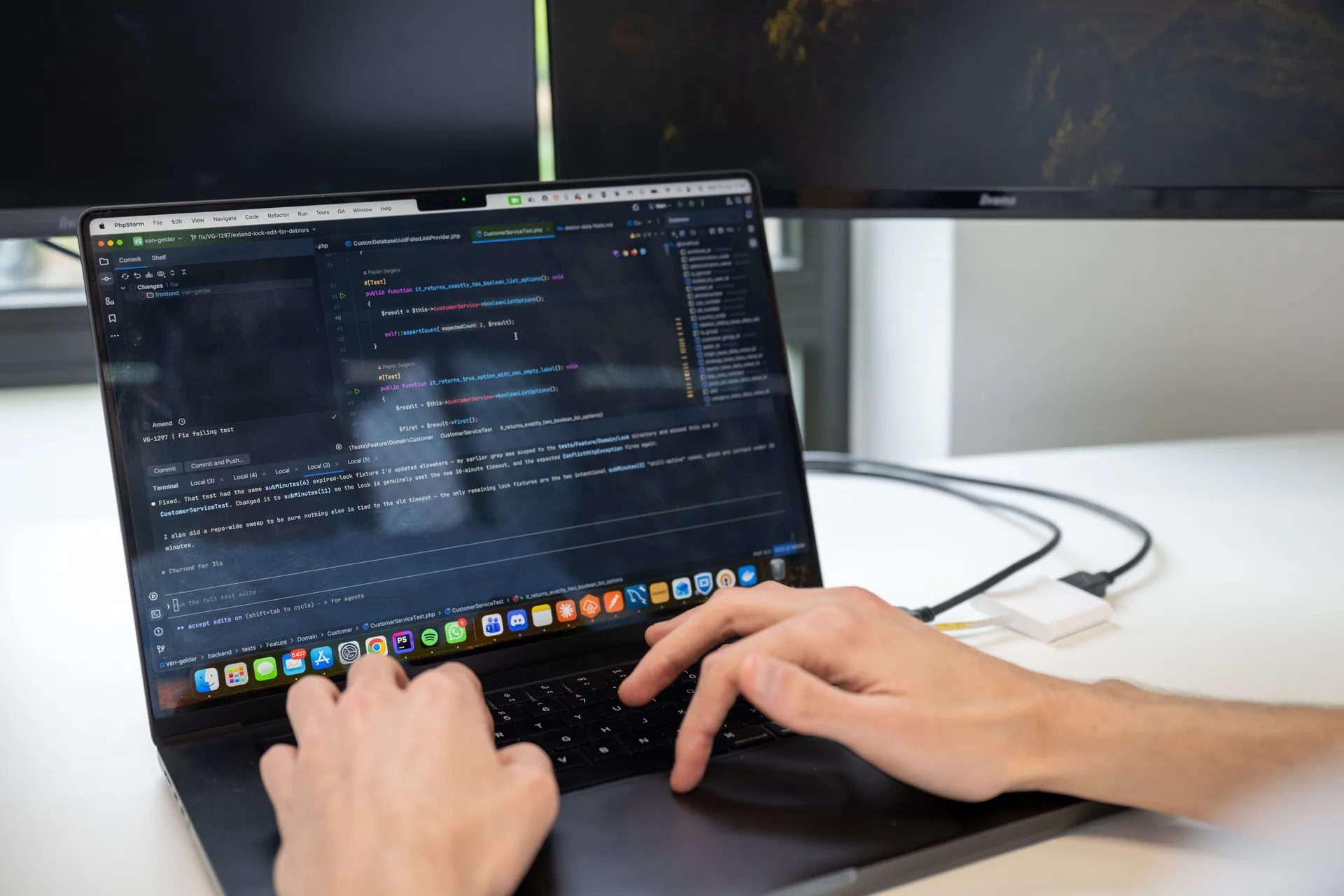 Close-up van handen typend op een laptop met code
